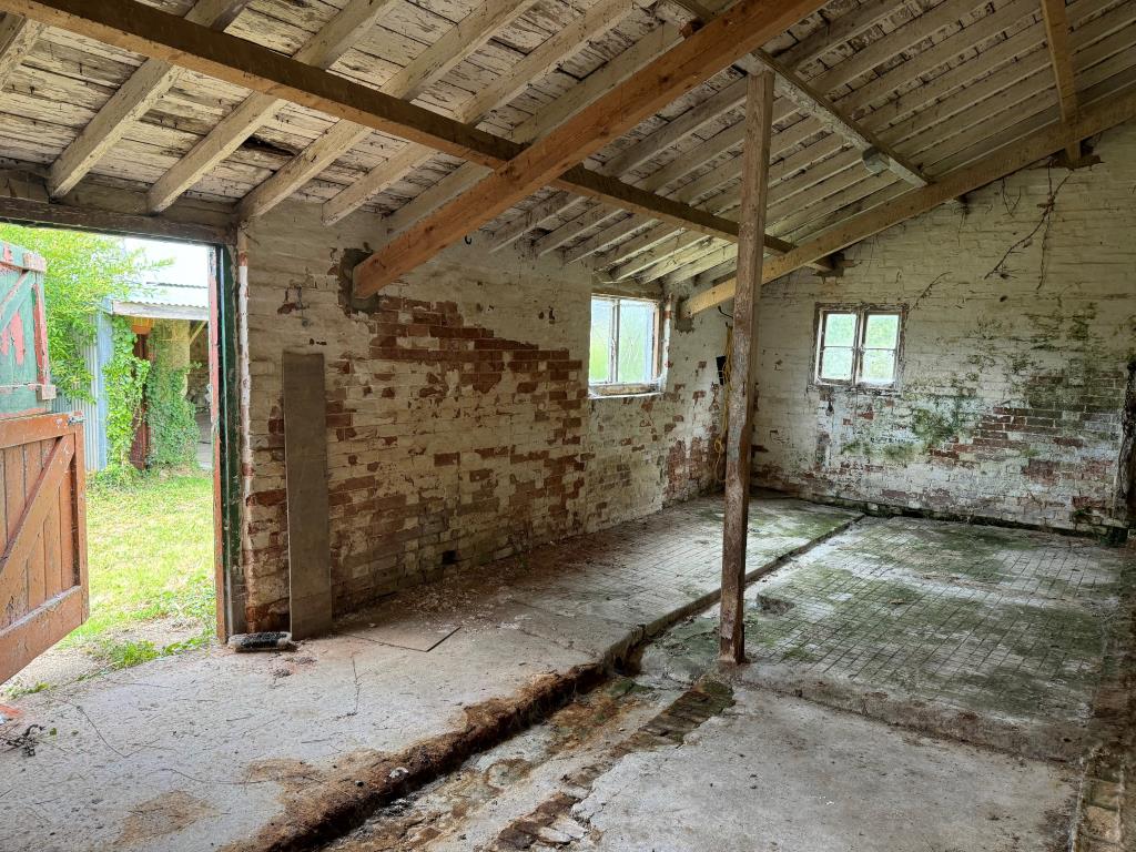 Lot: 49 - TWO FREEHOLD BARNS WITH CONSENT FOR RESIDENTIAL CONVERSION - A view inside the rear barn